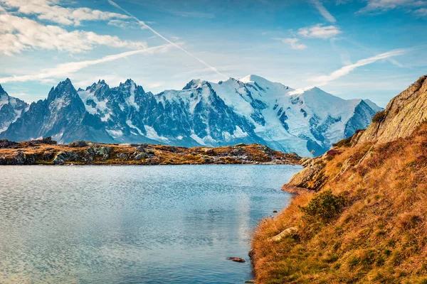 Vacker Höst Utsikt Över Cheserys Sjö Med Mount Blanc Bakgrunden — Stockfoto