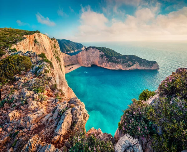 Färgglada Våren Syn Navagio Stranden Med Skeppsbrott Solig Morgon Kustlandskap — Stockfoto