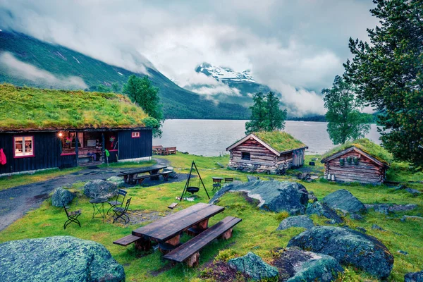 Νορβηγική Τυπική Στέγη Γρασίδι Ξύλινο Παλιό Σπίτι Στη Λίμνη Innerdalsvatna — Φωτογραφία Αρχείου