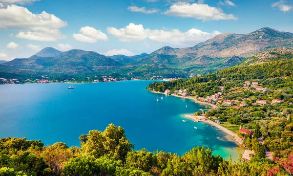 Hırvatistan, Avrupa 'nın batısındaki Slano kasabasının hava manzarası. Adriyatik 'in parlak yaz deniz manzarası. Akdeniz ülkelerinin güzel dünyası. Seyahat konsepti arka planı.