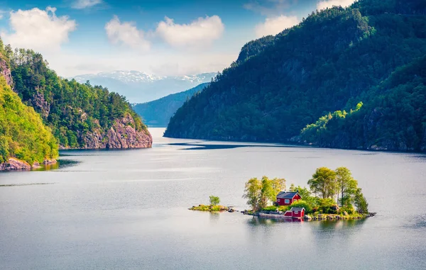 Magnífica Vista Verão Com Pequena Ilha Com Típico Edifício Norueguês — Fotografia de Stock