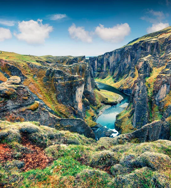 Fjadrgljufur渓谷と川の素晴らしい朝の景色 南東部アイスランド ヨーロッパのカラフルな夏のシーン 自然の概念の背景の美しさ — ストック写真