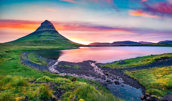 Atemberaubender Sommersonnenuntergang Mit Dem Kirkjufell Berg Dramatische Abendszene Der Halbinsel — Stockfoto