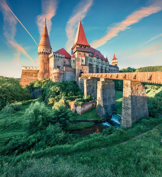 Malowniczy Widok Zamek Hunyad Corvin Castle Niesamowity Letni Wschód Słońca — Zdjęcie stockowe