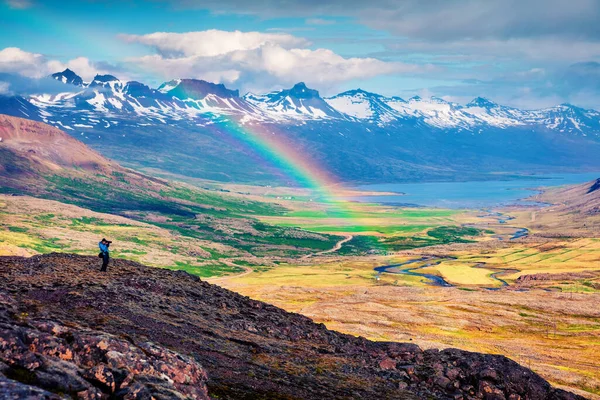 Фотограф Фотографируется Легким Дождём Радугой Исландских Горах Красочное Летнее Утро — стоковое фото