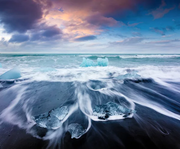 Bloques Hielo Bañados Por Las Olas Playa Jokulsarlon Dramático Amanecer —  Fotos de Stock
