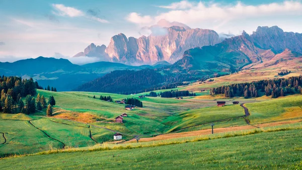 意大利博尔扎诺省Seiser Alm或Alpe Siusi的Compaccio村多姿多彩的早晨景象 多洛米蒂阿尔卑斯山令人叹为观止的夏日景色 乡村音乐的美感背景 — 图库照片