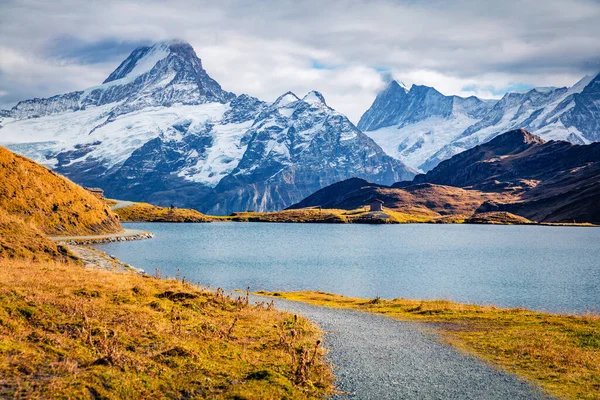 Vacker Morgon Utsikt Över Bachalp Sjön Bachalpsee Schweiz Majestätisk Höstscen — Stockfoto
