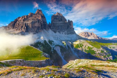 Renkli yaz sabahı İtalya Alpleri'nde