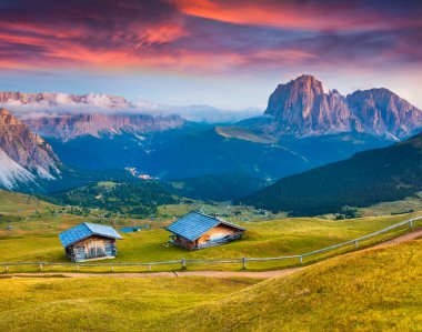 sassolungo (langkofel) ve sella grubu dramatik gündoğumu