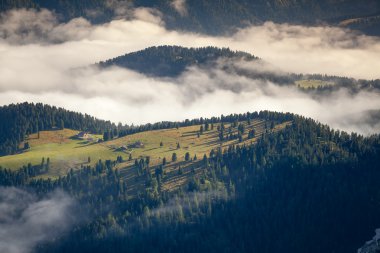 sisli yaz gündoğumu İtalyan Alpleri'nde.