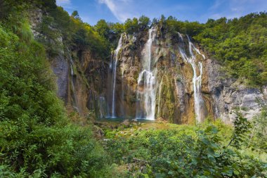 bir şelale ile güzel rock