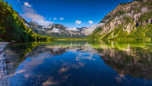 Λίμνη Μποχίνι στο εθνικό πάρκο Triglav Σλοβενία — Φωτογραφία Αρχείου