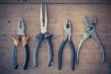 Eski pense setiyle rafta.