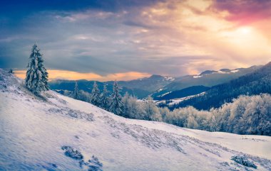 dağlarda kış gündoğumu.