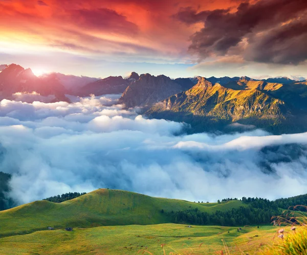 Valle di Val di Fassa con passo Sella. — Foto Stock