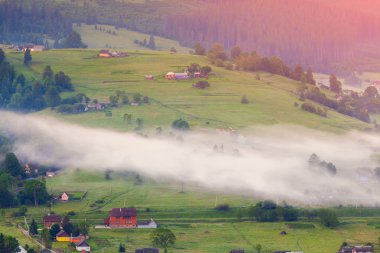 Dağ köyünde güneş doğuyor.