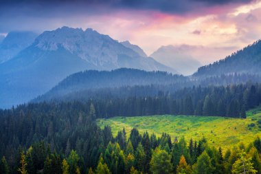 Cresta di enghe Sıradağları, sisli yaz sabahı.