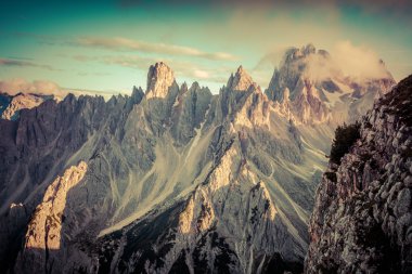 Cadini di Misurina aralığının gündoğumu