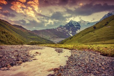 Kafkasya dağlarında manzara.