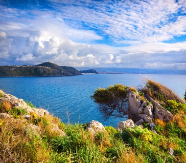 Cape Milazzo sabahı güneşli bahar