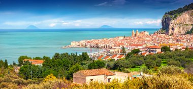 Güneşli sabah panorama Cefalu şehrin