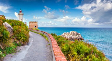 Cape Zafferano sabahı güneşli bahar
