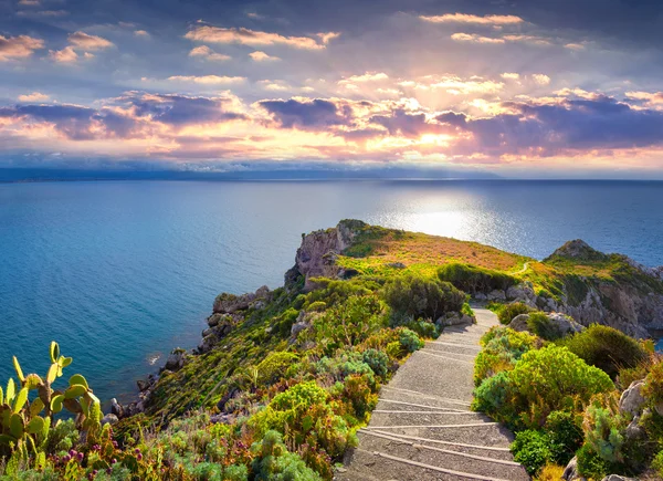 Coucher de soleil sur le Cap Milazzo Image En Vente