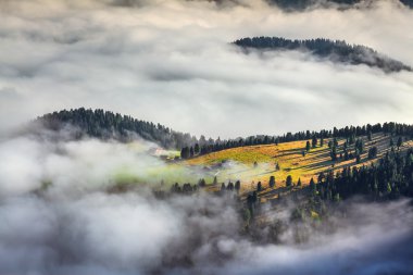 sisli yaz gündoğumu İtalyan Alpleri'nde. 