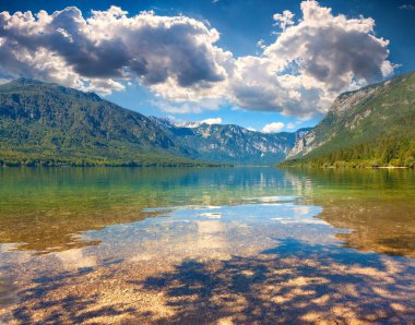 Bohinj Gölü yaz sabahı
