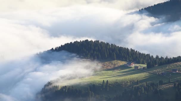 Lever de soleil brumeux dans les Alpes italiennes