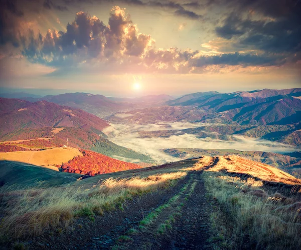 Matin d'automne dans les montagnes Photo De Stock