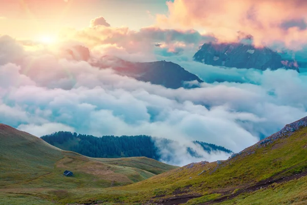 Sisli Val di Fassa Vadisi'nde gündoğumu