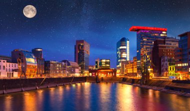 Renkli gece sahne Rhein Nehri