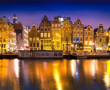 Amsterdam şehir gece görünümü
