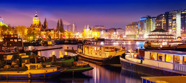 Vue de nuit de la ville d'Amsterdam — Photo