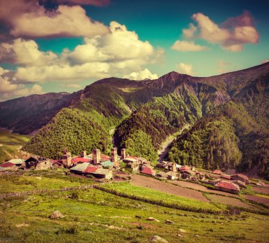 Yaz güneşli sabah köyün Adishi