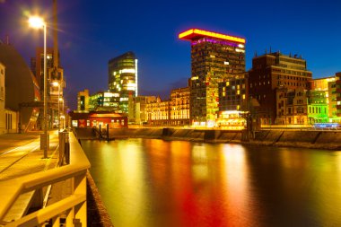 Düsseldorf'gece Rhein Nehri