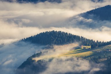Sisli yaz gündoğumu