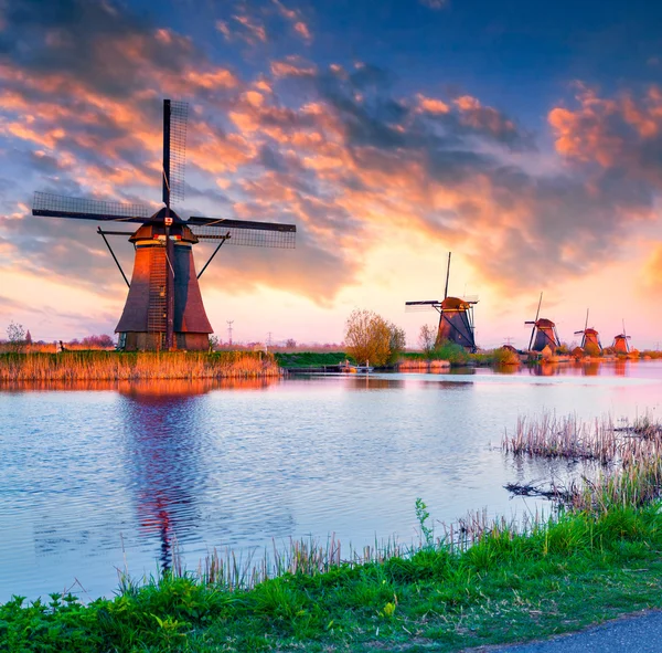 Holandské větrné mlýny na Kinderdijk — Stock fotografie