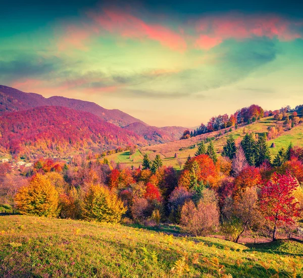 Colorful autumn sunset in mountain village — Stock Photo, Image