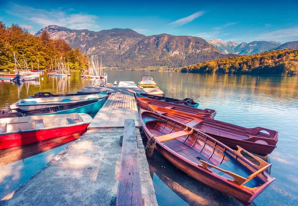 Por la mañana en el lago de Bohinj con barcos — Foto de Stock