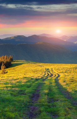 Karpat dağlarında gün batımı.