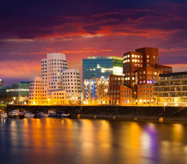 Düsseldorf'gece Rhein Nehri