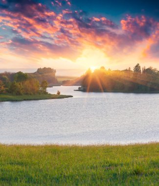Yaz gündoğumu Nehri üzerinde.