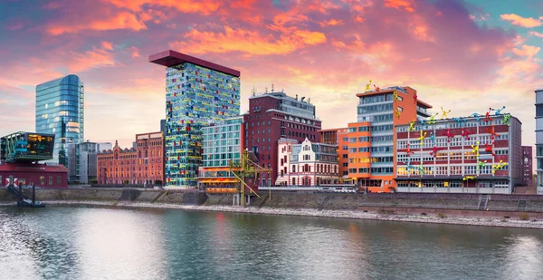 Renkli bahar günbatımı Düsseldorf'Ren Nehri üzerinde