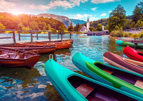 Bohinj lago com barcos e Igreja — Fotografia de Stock
