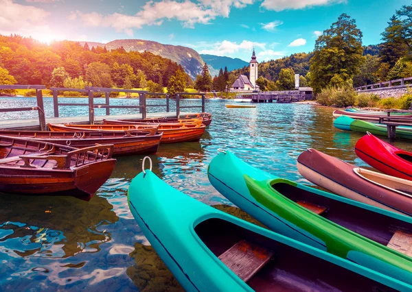 Bohinjské jezero s lodí a kostel — Stock fotografie