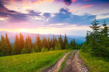 Karpat dağlarında gün batımı.