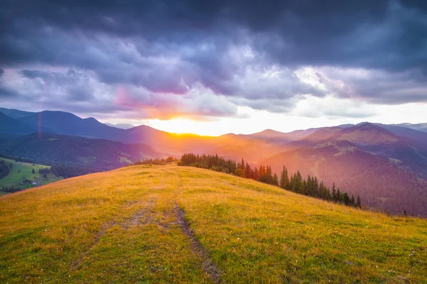 Tramonto sulle montagne dei Carpazi — Foto Stock